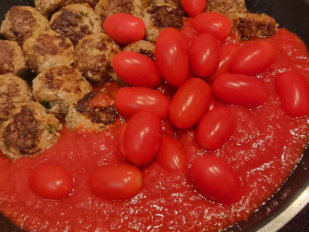 Spaghetti mit Hackbällchen in Tomatensauce - Rezept - Bild Nr. 17587