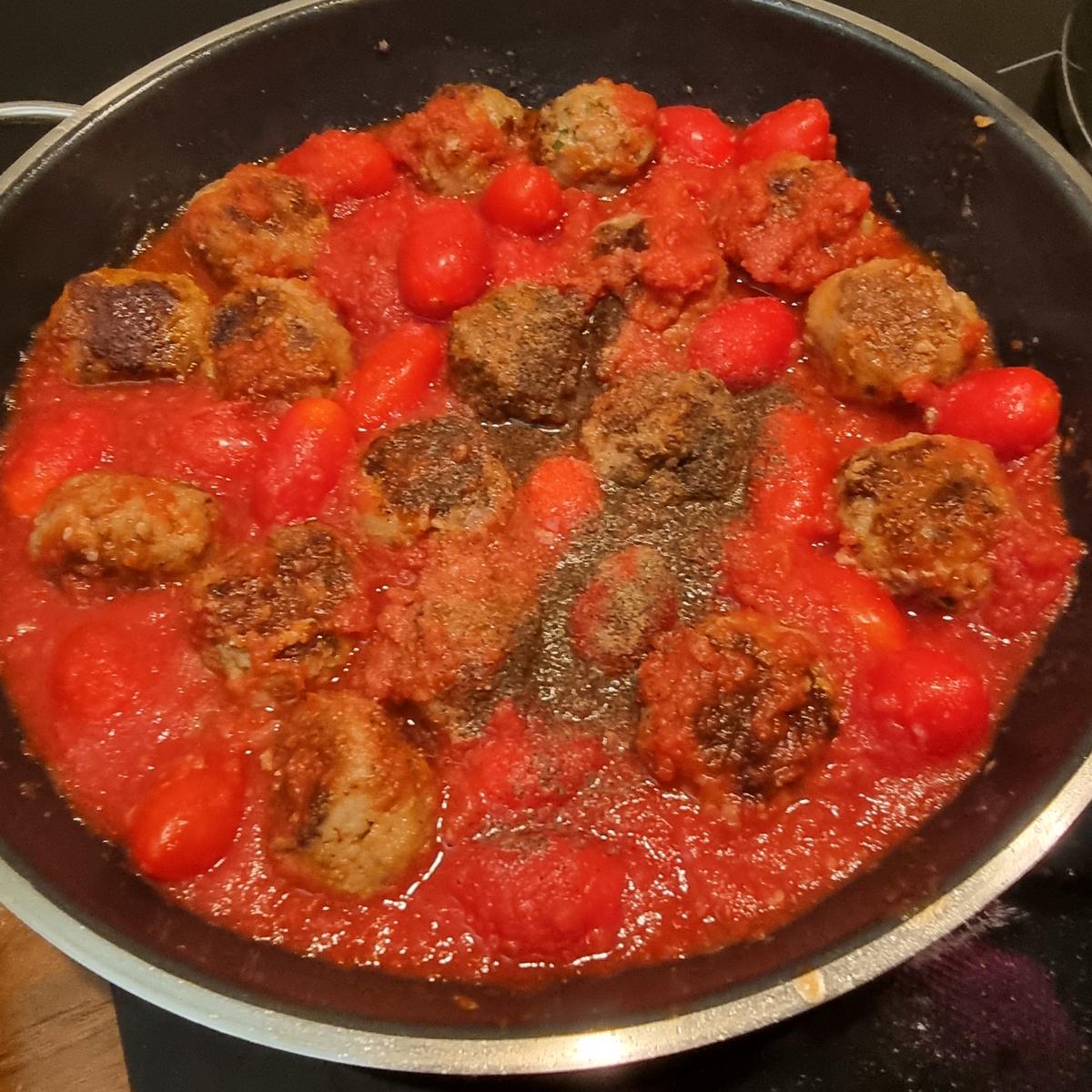 Spaghetti mit Hackbällchen in Tomatensauce - Rezept - Bild Nr. 17588