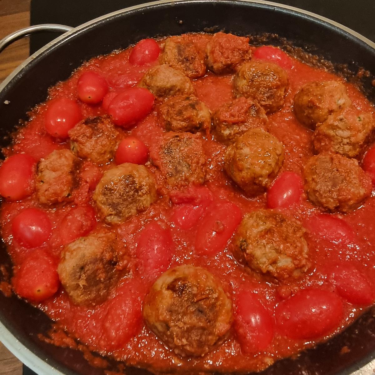 Spaghetti mit Hackbällchen in Tomatensauce - Rezept - Bild Nr. 17589