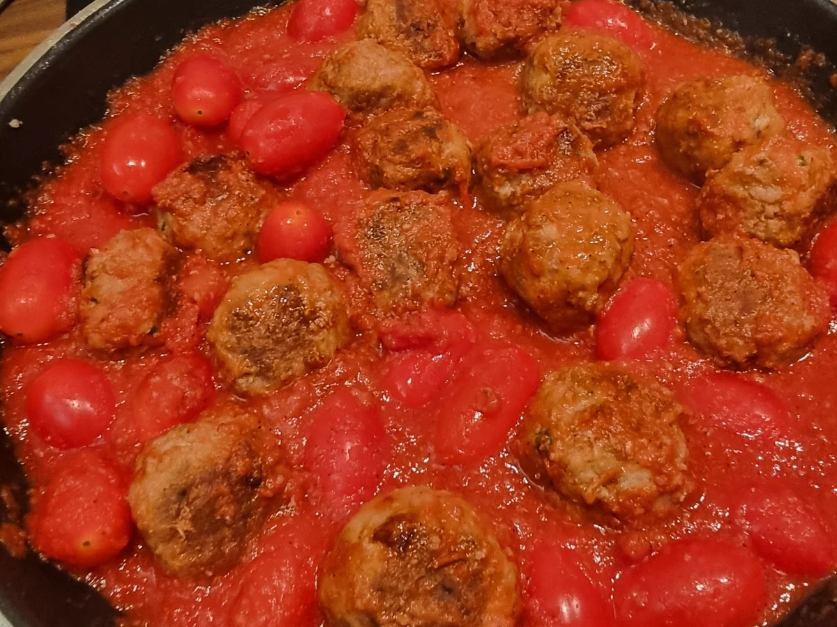 Spaghetti mit Hackbällchen in Tomatensauce - Rezept - Bild Nr. 17589
