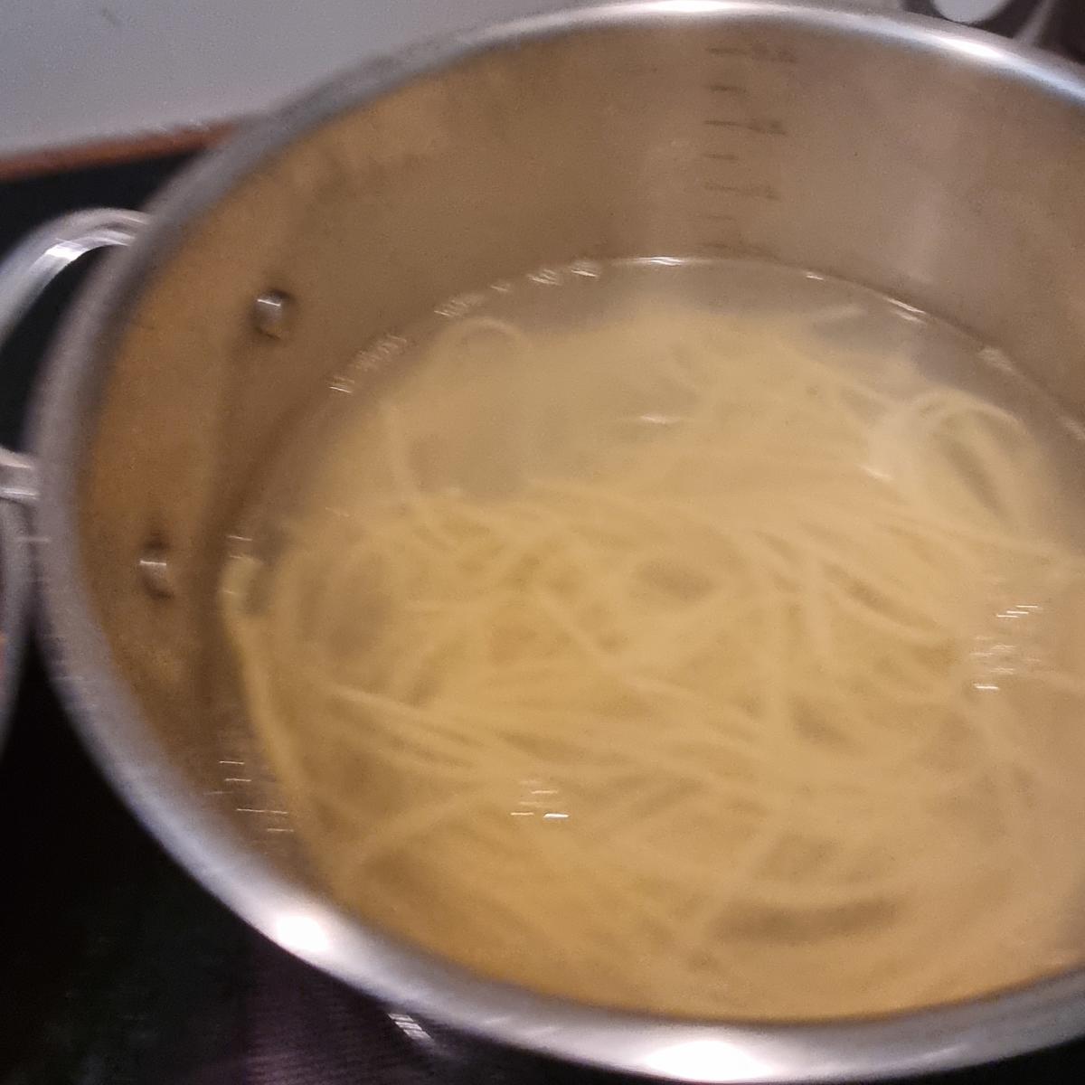 Spaghetti mit Hackbällchen in Tomatensauce - Rezept - Bild Nr. 17591