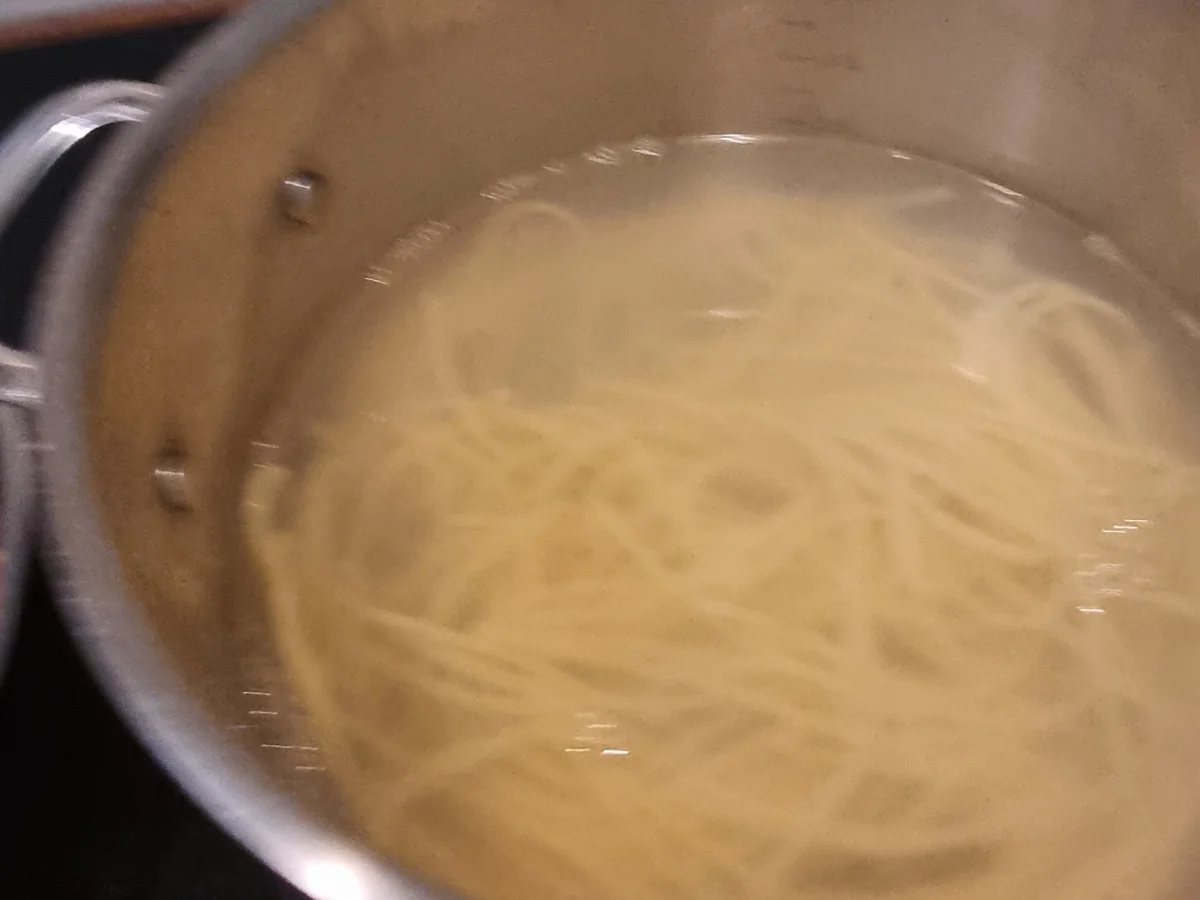 Spaghetti mit Hackbällchen in Tomatensauce - Rezept - Bild Nr. 17591