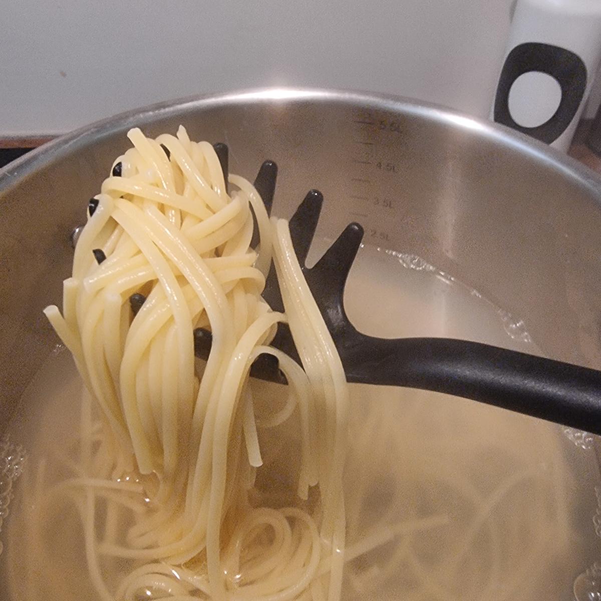Spaghetti mit Hackbällchen in Tomatensauce - Rezept - Bild Nr. 17592