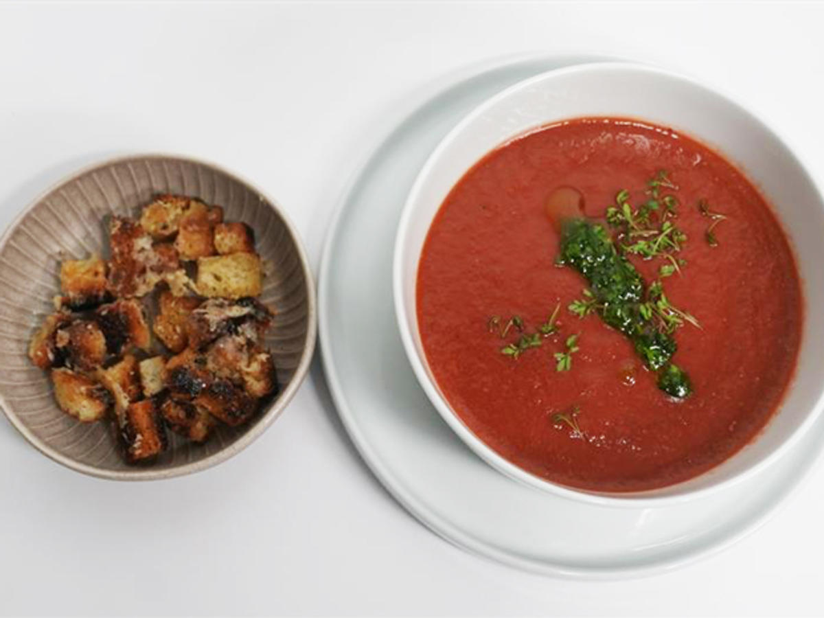 Rezept: Tomaten-Erdbeer-Suppe mit Gremolata und Parmesan-Croutons Bild Nr. 2 Tomaten-Erdbeer-Suppe mit Gremolata und Parmesan-Croutons - Rezept - Bild Nr. 2