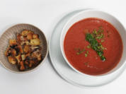 Tomaten-Erdbeer-Suppe mit Gremolata und Parmesan-Croutons - Rezept - Bild Nr. 2