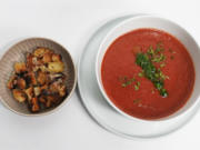 Tomaten-Erdbeer-Suppe mit Gremolata und Parmesan-Croutons - Rezept - Bild Nr. 2