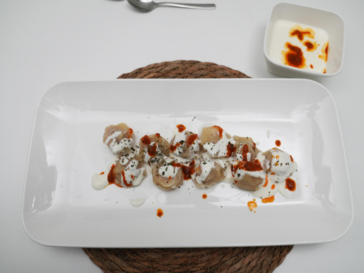 Hausgemachte Pelmeni mit einem Topping aus einer Schmand-Knoblauch Soße und Paprikabutter - Rezept - Bild Nr. 17576