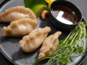 Gyoza Surf & Turf auf Erbsengrün - Rezept - Bild Nr. 2