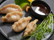 Gyoza Surf & Turf auf Erbsengrün - Rezept - Bild Nr. 2