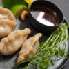 Gyoza Surf & Turf auf Erbsengrün - Rezept - Bild Nr. 2
