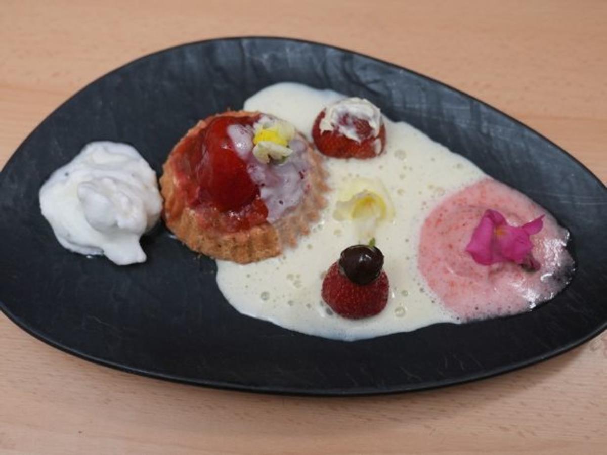 Rezept: Erdbeer-Rhabarber-Törtchen mit Vanilleschaum Bild Nr. 17577 Erdbeer-Rhabarber-Törtchen mit Vanilleschaum - Rezept - Bild Nr. 17577