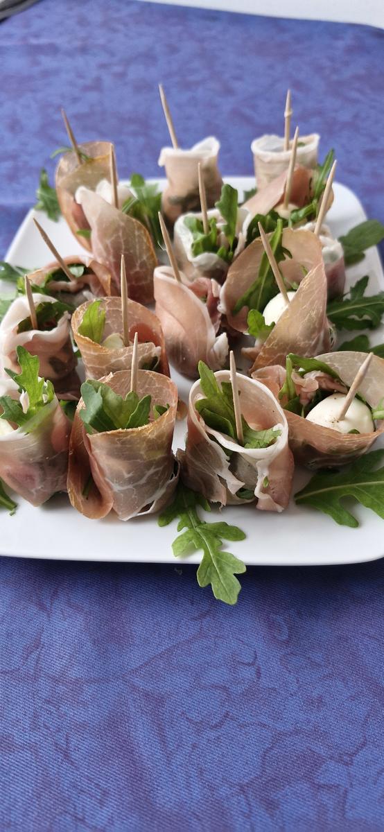 Rezept: Aperohäppchen mit Parma - Schinken und Mozzarella - Mini Bild Nr. 2 Aperohäppchen mit Parma - Schinken und Mozzarella - Mini - Rezept - Bild Nr. 2