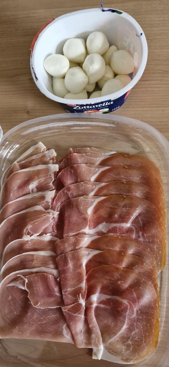 Rezept: Aperohäppchen mit Parma - Schinken und Mozzarella - Mini Bild Nr. 3 Aperohäppchen mit Parma - Schinken und Mozzarella - Mini - Rezept - Bild Nr. 3