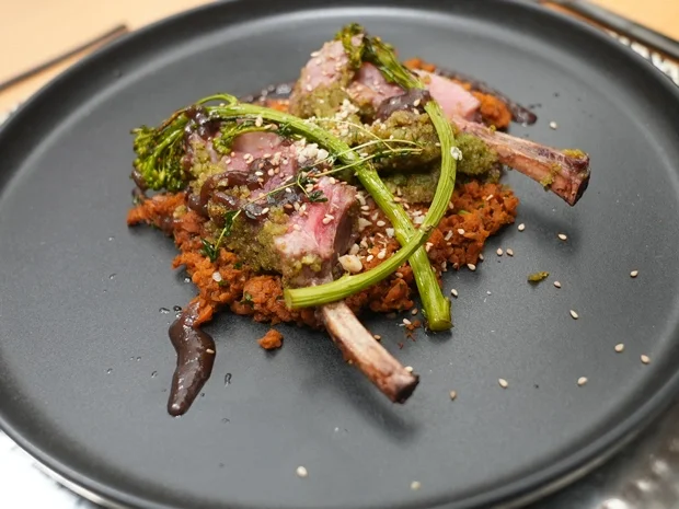 Lammkrone mit Thymianjus, Basilikumkruste, Karotten-„Couscous“ & Brokkoli mit Sesam - Rezept - Bild Nr. 2