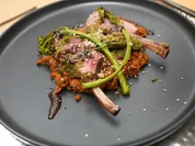 Lammkrone mit Thymianjus, Basilikumkruste, Karotten-„Couscous“ & Brokkoli mit Sesam - Rezept - Bild Nr. 2