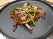 Lammkrone mit Thymianjus, Basilikumkruste, Karotten-„Couscous“ & Brokkoli mit Sesam - Rezept - Bild Nr. 2