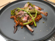 Lammkrone mit Thymianjus, Basilikumkruste, Karotten-„Couscous“ & Brokkoli mit Sesam - Rezept - Bild Nr. 2