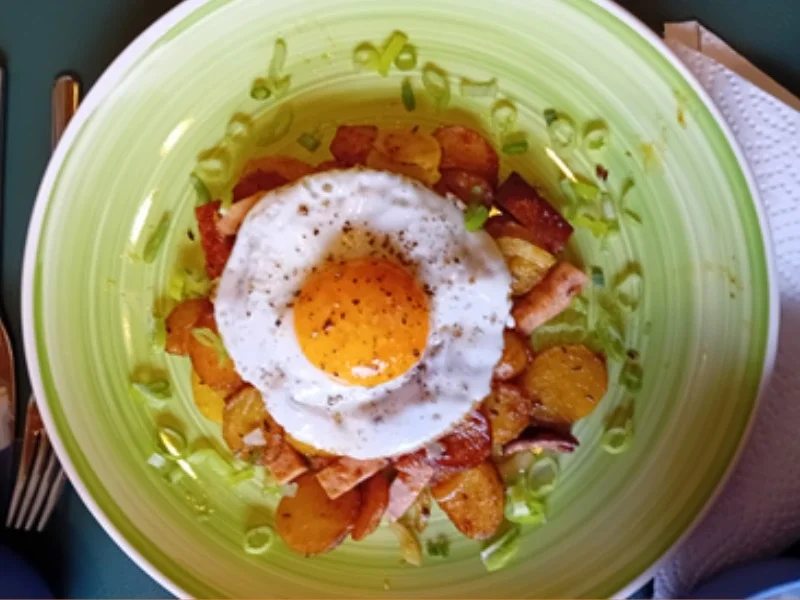Bratkartoffeln mit Leberkäse, Spiegelei und Gurkensalat - Rezept - Bild Nr. 2