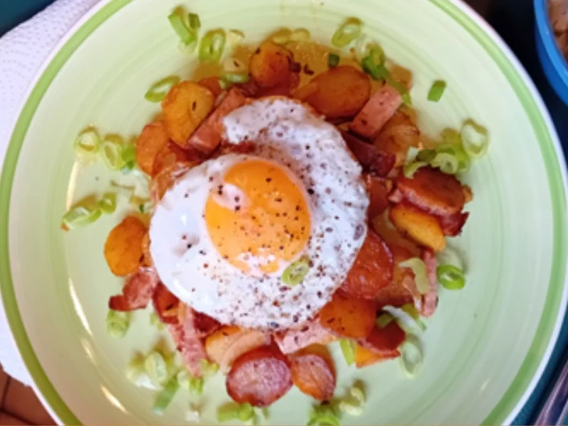 Bratkartoffeln mit Leberkäse, Spiegelei und Gurkensalat - Rezept - Bild Nr. 14