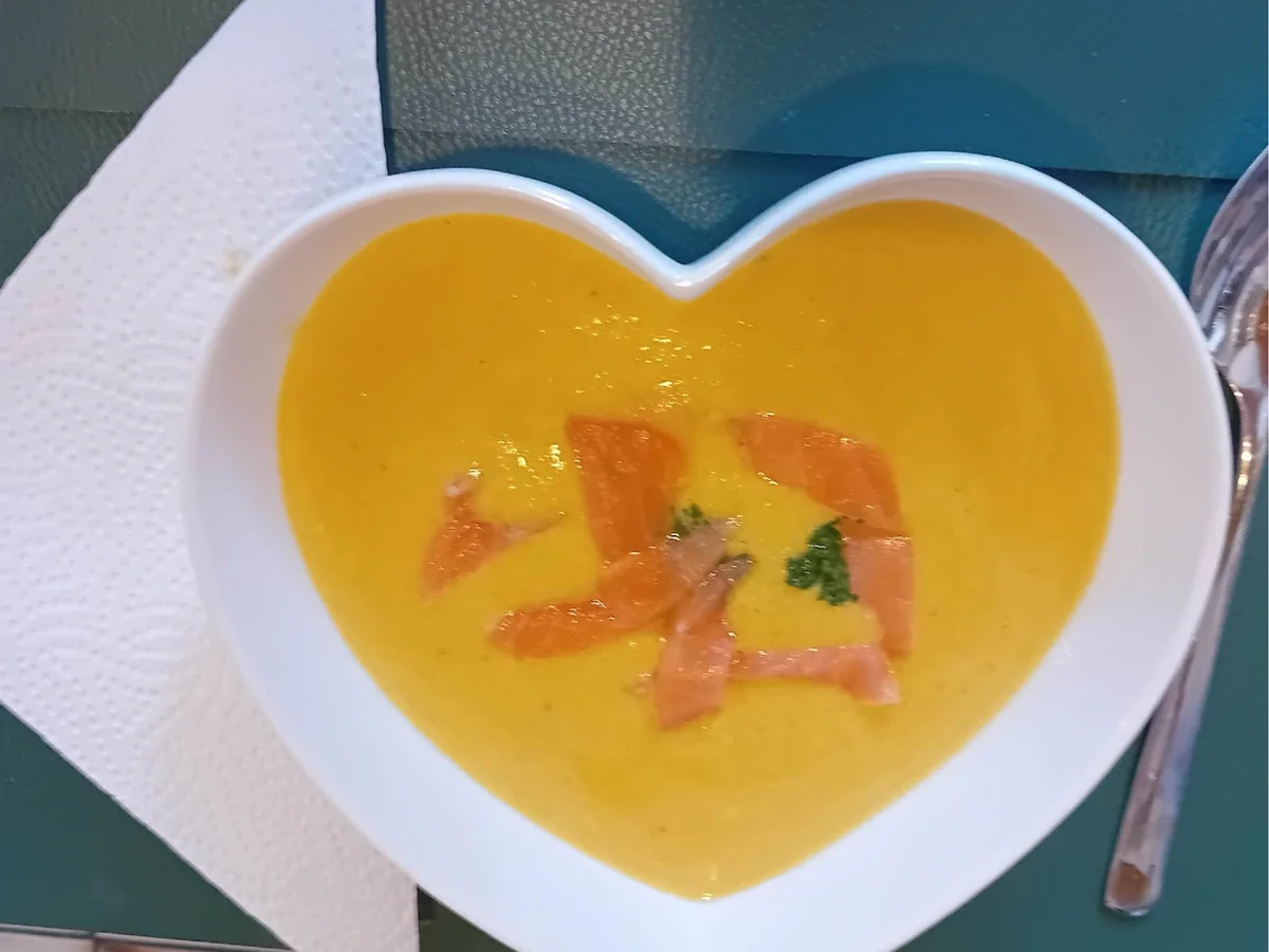 Rezept: Zwiebelcremesuppe mit Räucherlachs Bild Nr. 2 Zwiebelcremesuppe mit Räucherlachs - Rezept - Bild Nr. 2