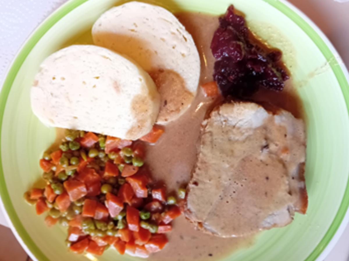 Krusten-Schweinebraten mit Sauce, Erbsen-Möhren-Gemüse und Böhmischen Knödeln - Rezept - Bild Nr. 17605