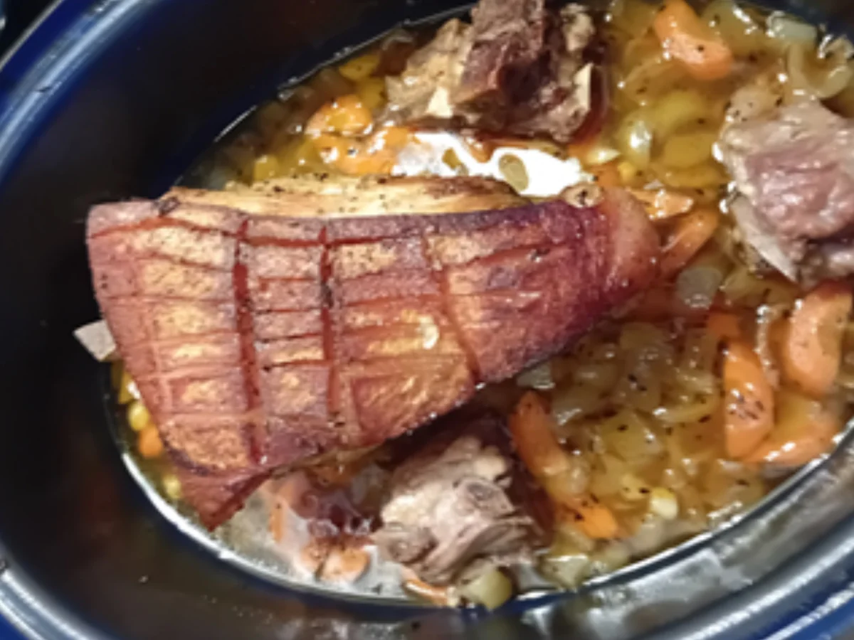 Rezept: Krusten-Schweinebraten mit Sauce, Erbsen-Möhren-Gemüse und Böhmischen Knödeln Bild Nr. 17610 Krusten-Schweinebraten mit Sauce, Erbsen-Möhren-Gemüse und Böhmischen Knödeln - Rezept - Bild Nr. 17610