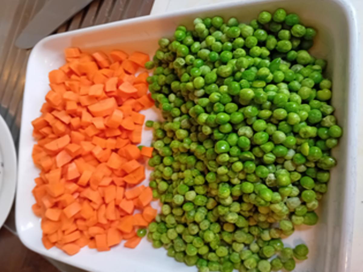 Krusten-Schweinebraten mit Sauce, Erbsen-Möhren-Gemüse und Böhmischen Knödeln - Rezept - Bild Nr. 17613