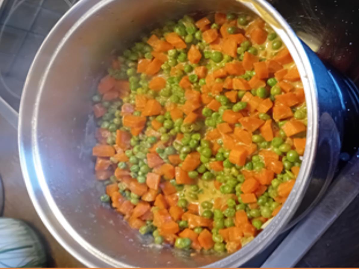 Krusten-Schweinebraten mit Sauce, Erbsen-Möhren-Gemüse und Böhmischen Knödeln - Rezept - Bild Nr. 17615