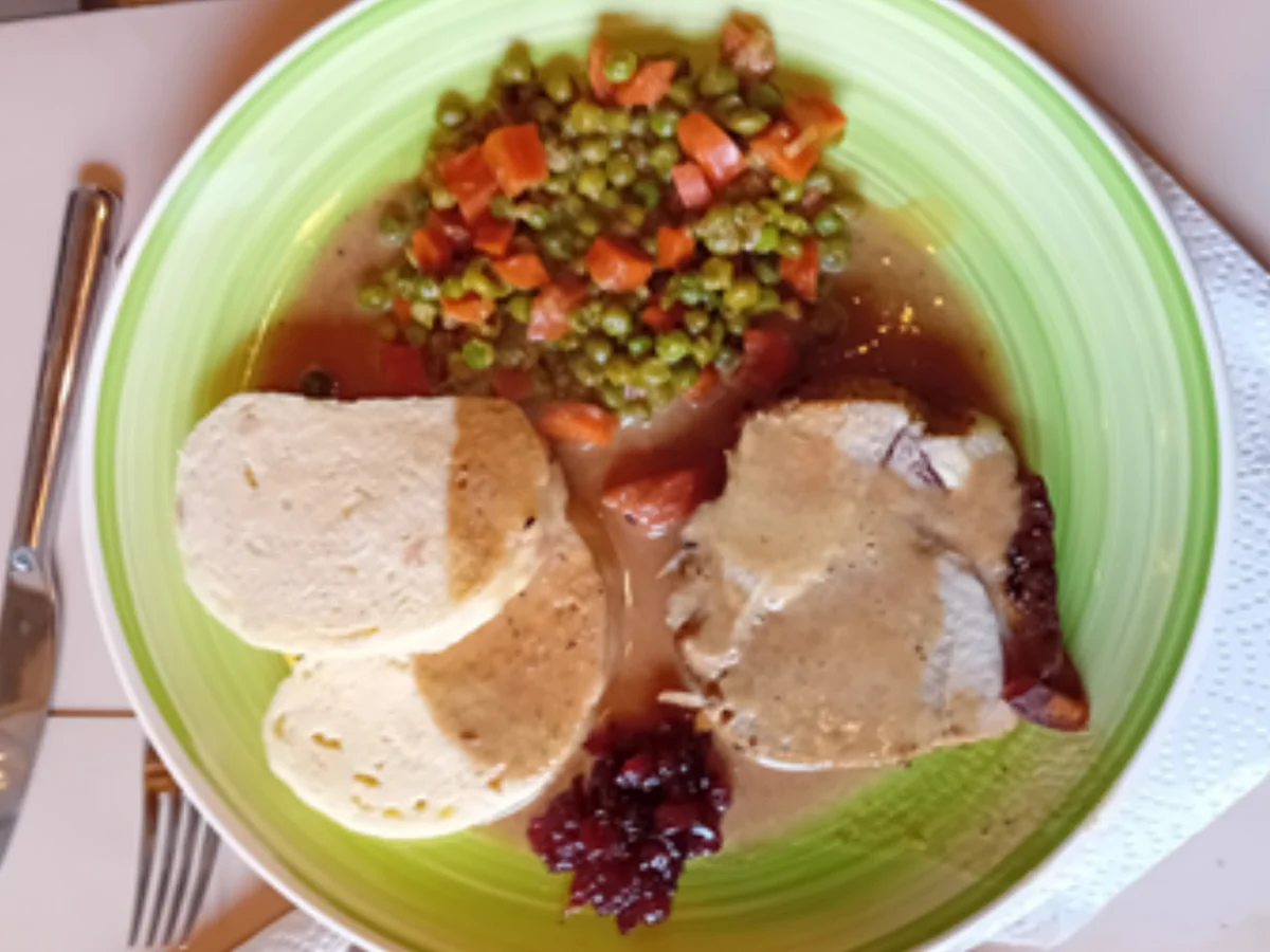 Rezept: Krusten-Schweinebraten mit Sauce, Erbsen-Möhren-Gemüse und Böhmischen Knödeln Bild Nr. 17616 Krusten-Schweinebraten mit Sauce, Erbsen-Möhren-Gemüse und Böhmischen Knödeln - Rezept - Bild Nr. 17616
