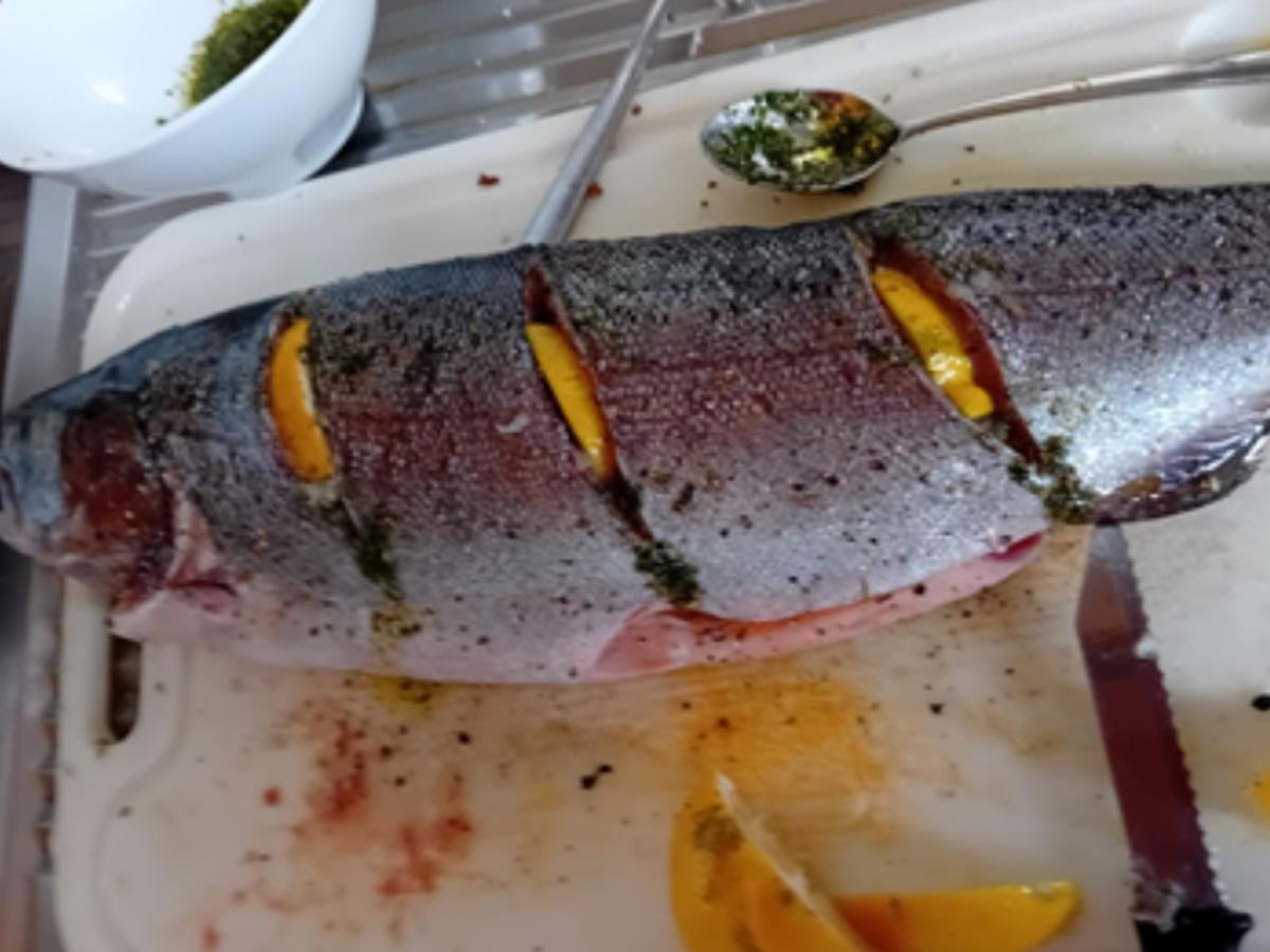 Lachsforelle aus dem Backofen mit Drillingen und Sahne-Meerrettich - Rezept - Bild Nr. 4