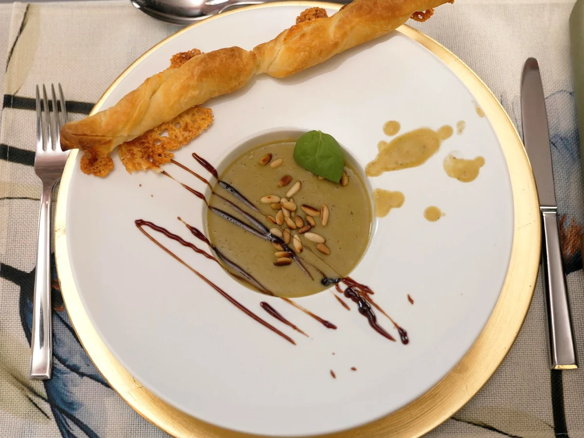 Rezept: Zitronen-Minze-Erbsen-Cremesuppe mit gerösteten Pinienkernen Bild Nr. 2 Zitronen-Minze-Erbsen-Cremesuppe mit gerösteten Pinienkernen - Rezept - Bild Nr. 2