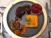 Rinderfilet im Kräutermantel, Süßkartoffelpüree, Gemüse und Rote-Bete-Salat - Rezept - Bild Nr. 17598