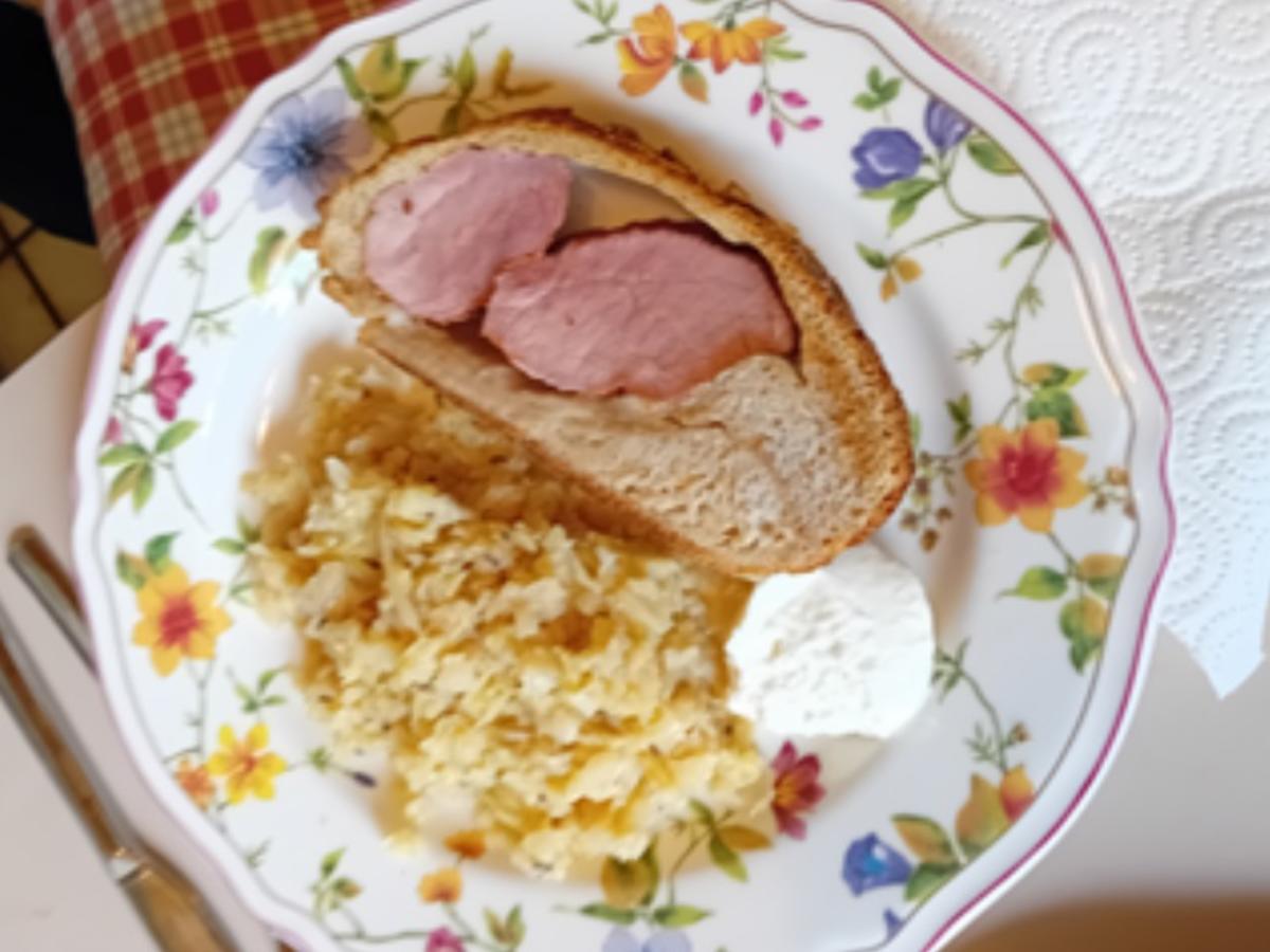 Schinken im Brotteig mit Kraut nach böhmischer Art und Sahne-Meerrettich - Rezept - Bild Nr. 2