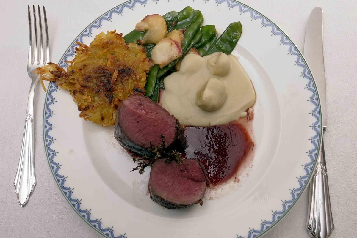 Rezept: Hirschfilet mit Kartoffelrösti und Zuckerschoten mit Weinbergpfirsich Bild Nr. 17598 Hirschfilet mit Kartoffelrösti und Zuckerschoten mit Weinbergpfirsich - Rezept - Bild Nr. 17598