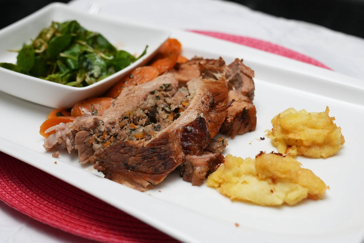 Gefüllte Kalbsbrust mit Kartoffelkrapfen und Möhren - Rezept - Bild Nr. 17598