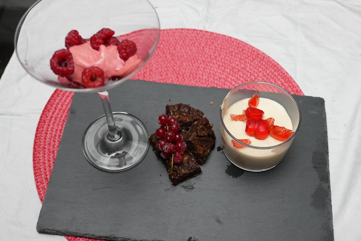 Himbeersorbet mit Schokoladentörtchen und Orangencreme - Rezept - Bild Nr. 17598