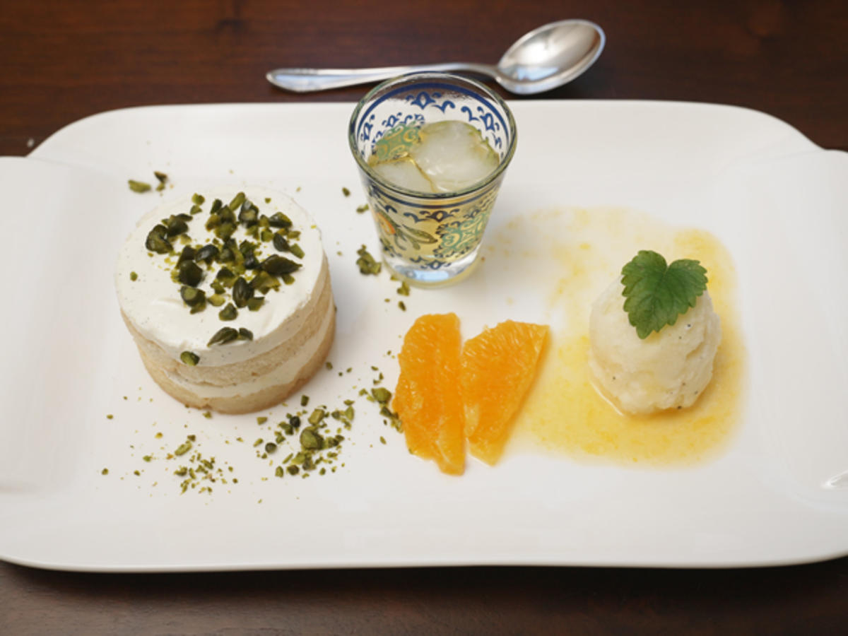 Rezept: Zitronen-Tiramisu mit Pistazienkernen, Zitroneneis mit Minze und eiskalter Limoncello Bild Nr. 2 Zitronen-Tiramisu mit Pistazienkernen, Zitroneneis mit Minze und eiskalter Limoncello - Rezept - Bild Nr. 2