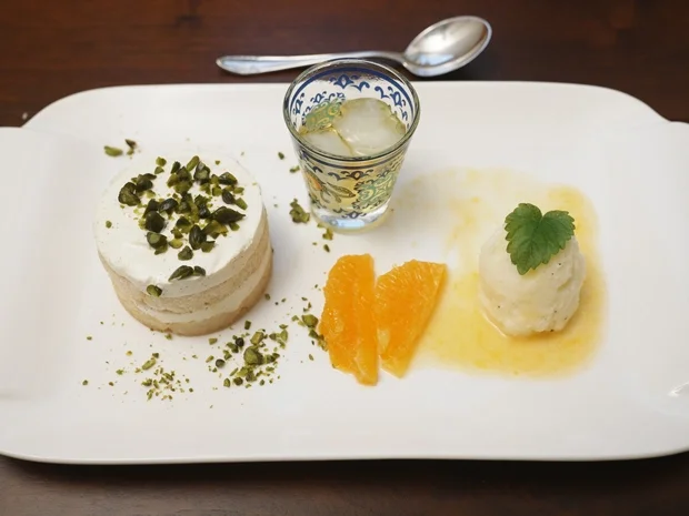 Rezept: Zitronen-Tiramisu mit Pistazienkernen, Zitroneneis mit Minze und eiskalter Limoncello Bild Nr. 2 Zitronen-Tiramisu mit Pistazienkernen, Zitroneneis mit Minze und eiskalter Limoncello - Rezept - Bild Nr. 2