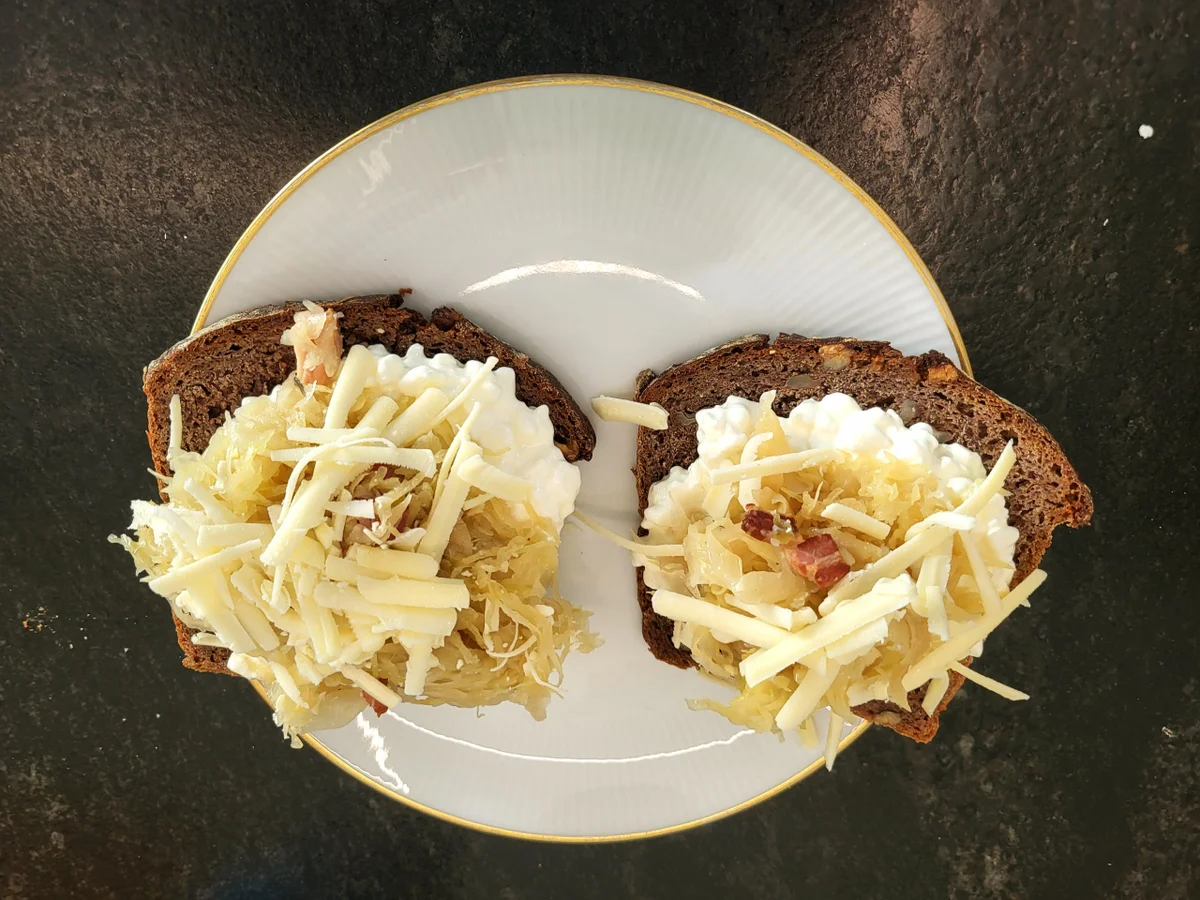 Sauerkraut-Hüttenkäse Snack auf Roggen-Nuss-Sauerteigbrot - Rezept - Bild Nr. 17598