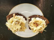 Sauerkraut-Hüttenkäse Snack auf Roggen-Nuss-Sauerteigbrot - Rezept - Bild Nr. 17598
