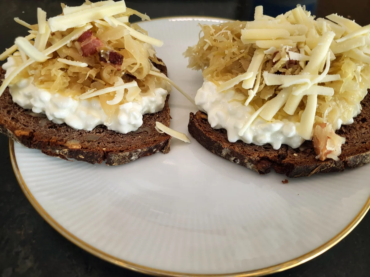 Sauerkraut-Hüttenkäse Snack auf Roggen-Nuss-Sauerteigbrot - Rezept - Bild Nr. 17599