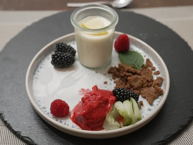 Rezept: Zitronenpanacotta mit Kekscrumble Bild Nr. 2 Zitronenpanacotta mit Kekscrumble - Rezept - Bild Nr. 2