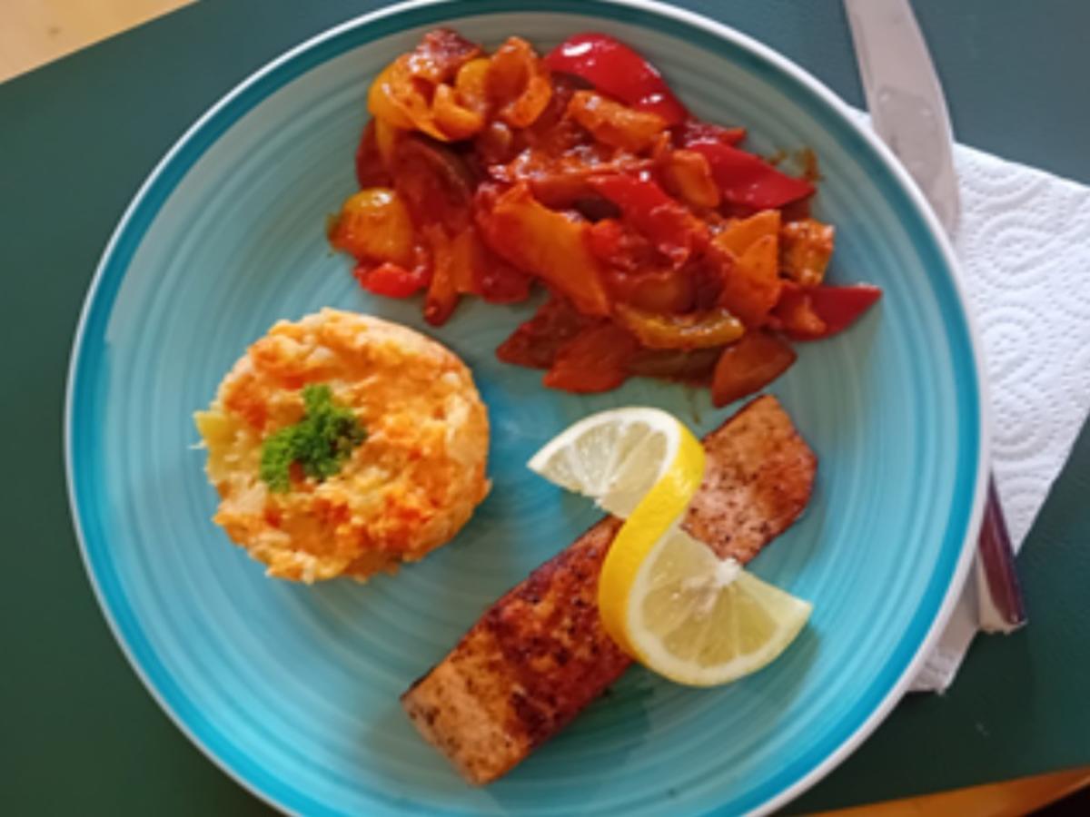Lachsfilet mit Paprika-Schmorgemüse und Möhren-Kartoffel-Stampf - Rezept - Bild Nr. 17598