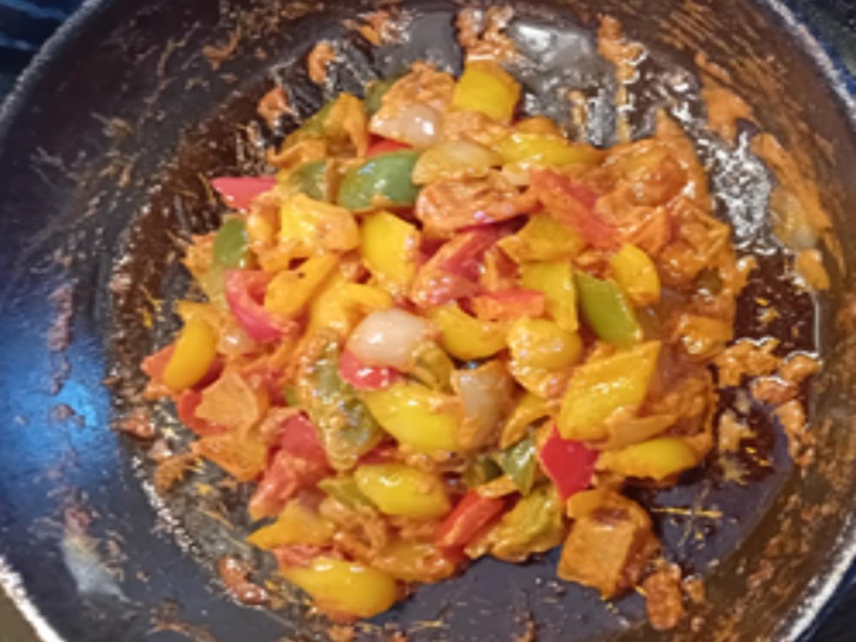 Lachsfilet mit Paprika Schmorgemüse und Möhren Kartoffel Stampf ... Lachsfilet mit Paprika Schmorgemüse und Möhren Kartoffel Stampf ...