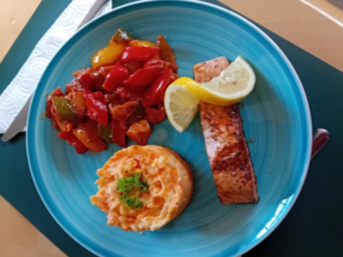 Lachsfilet mit Paprika-Schmorgemüse und Möhren-Kartoffel-Stampf - Rezept - Bild Nr. 17611