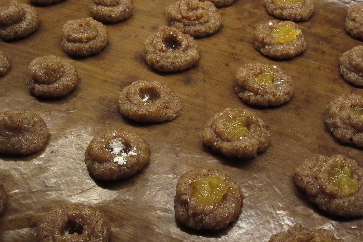 Rezept: Plätzchen: Mandelmakronen mit Orangenmarmelade Bild Nr. 17604 Plätzchen: Mandelmakronen mit Orangenmarmelade - Rezept - Bild Nr. 17604