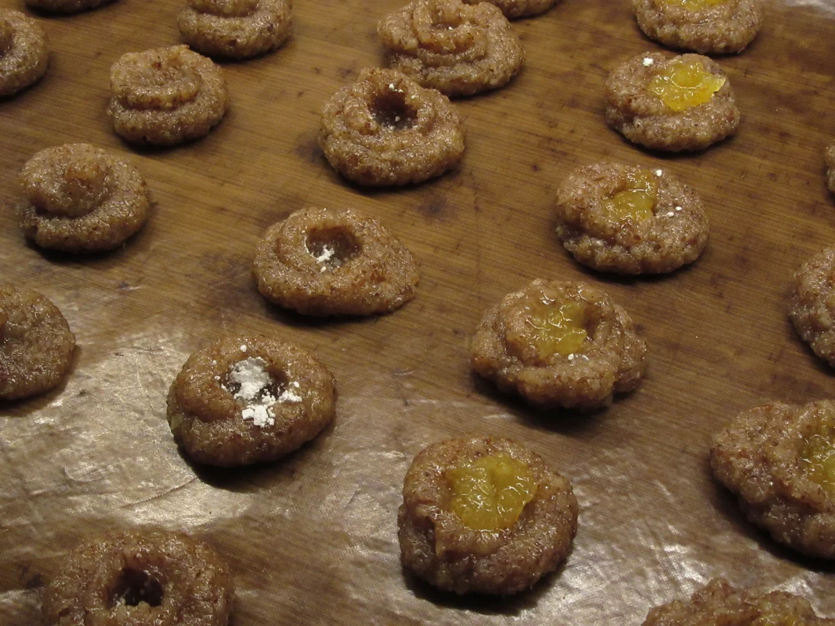 Rezept: Plätzchen: Mandelmakronen mit Orangenmarmelade Bild Nr. 17604 Plätzchen: Mandelmakronen mit Orangenmarmelade - Rezept - Bild Nr. 17604