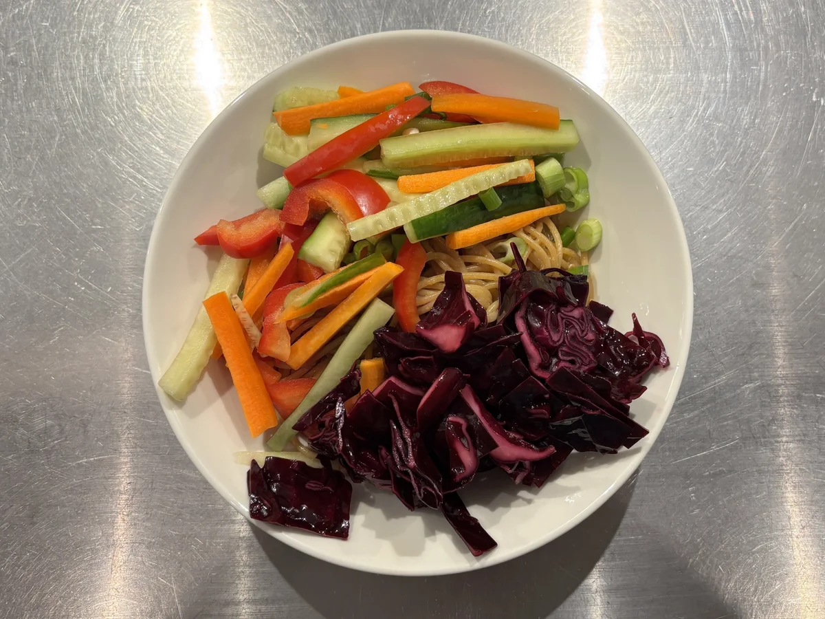 Rezept: Crunchy Peanut Veggie Pasta Bowl Bild Nr. 17599 Crunchy Peanut Veggie Pasta Bowl - Rezept - Bild Nr. 17599