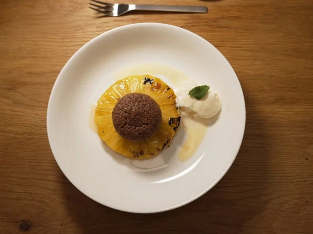 Schokoladenküchle auf gegrillter Ananas mit Vanilleeis - Rezept - Bild Nr. 2