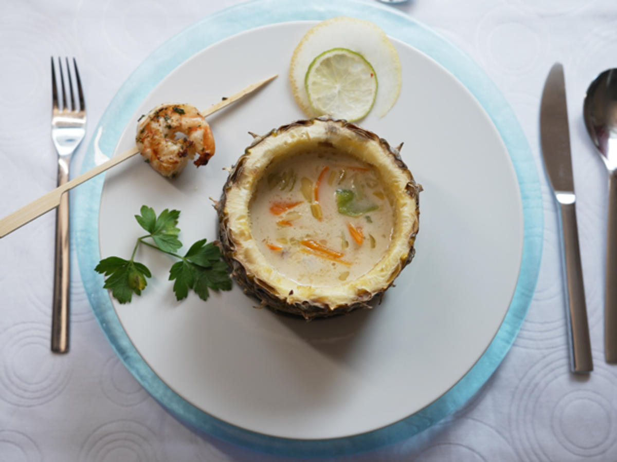 Rezept: Edelfischsuppe in der Ananashälfte mit Garnelen Garnitur Bild Nr. 2 Edelfischsuppe in der Ananashälfte mit Garnelen Garnitur - Rezept - Bild Nr. 2